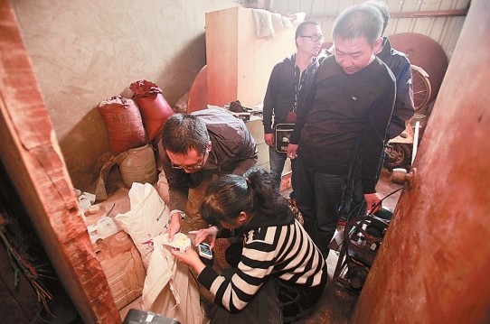 数十桶肠衣臭气熏天 肠衣作坊隐藏大山深处(图)